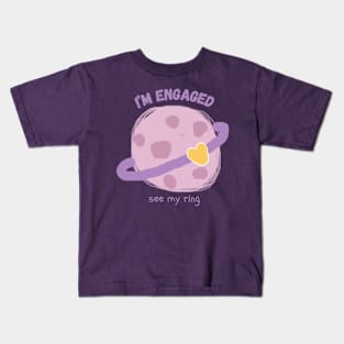 I am engaged says a planet Kids T-Shirt